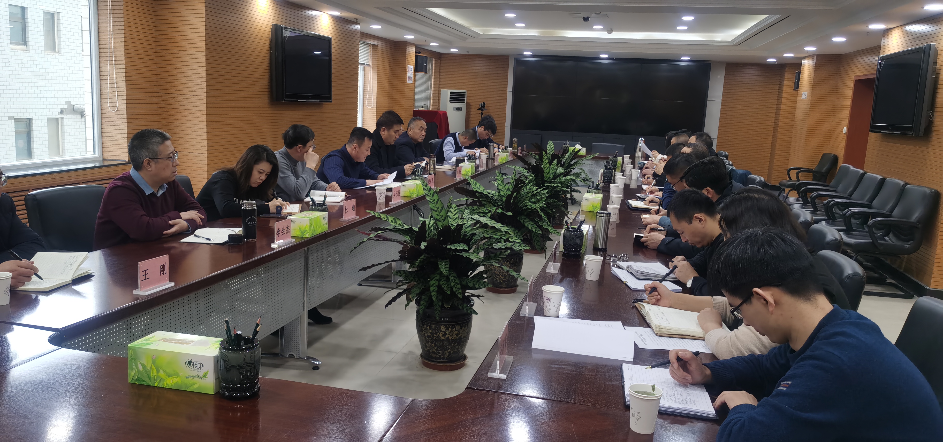 路橋投資公司召開2022年度安全生產(chǎn)暨疫情防控工作專題會(huì)議（通訊稿）2022.1.27照片.jpg